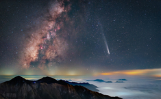 【星空·单幅】云海 银河 彗星，2025-08-03，江西武功山金顶。六万年一轮回的紫金山-Atlas彗星接近地球，仿佛从遥远的宇宙带来星空的密码，壮丽的银河正和彗星一起落向地平线，而海拔1918米之上可见星空下的云海翻腾起伏，只露出一个个山头如星空之路通向深空。云海之下和山头的点点灯光暗示着既渺小又光辉的人类文明世界。